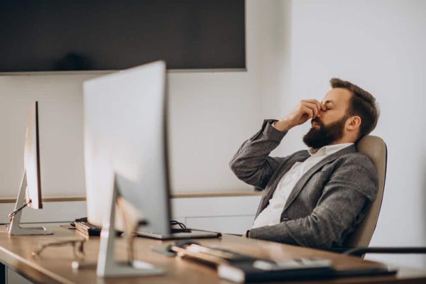 Mann im Büro - Chancen und Hürden der Digitalisierung im Handwerk